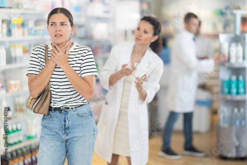 Φωτογραφία Young girl feeling pain standing with her back to female pharmacist offering rem