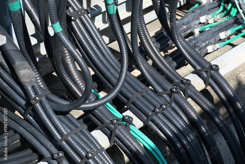 5G/LTE携帯電話基地局の通信設備とアンテナ、次世代ネットワークを支える産業インフラ