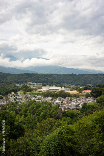 夏の長野県上伊那郡中川村の街並み
