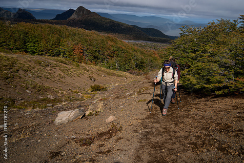 Fotografie Joven excursionista caminando por el paisaje otoñal del sur de Chile