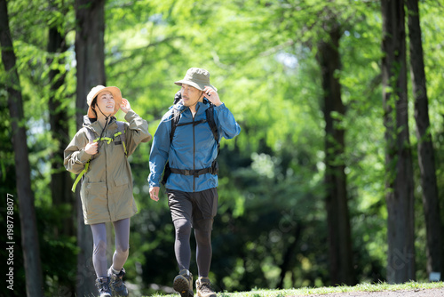 Konstfotografi 新緑の春の森の中を歩く夫婦のアウトドア、登山やトレッキングなどの運動イメージ全身