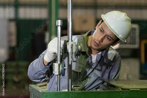 Φωτογραφία Adult male technician inspects precision measuring fixture at close range, adjusting gauge alignment for quality control, maintenance accuracy, and reliable manufacturing setup during workshop work