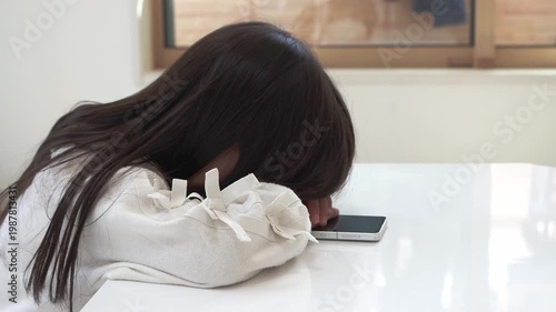 スマホを使ったまま寝落ちした女の子（5歳、日本人、長髪）