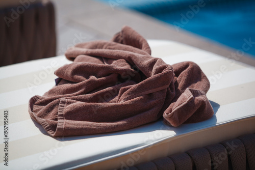 Quadro su tela Premium rolled towels on sun lounger near swimming pool