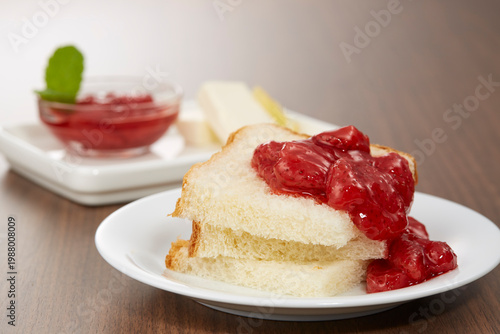 美味しそうないちごのコンフィチュールを使った朝食イメージ