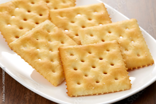 シンプルなクラッカーのイメージ