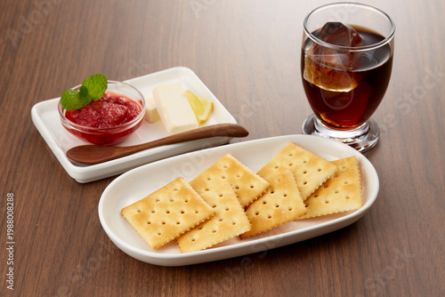 シンプルなクラッカーのイメージ