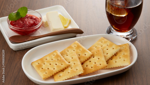 シンプルなクラッカーのイメージ