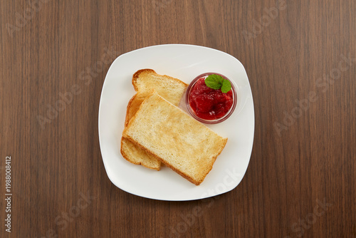 イチゴジャムとトーストの軽い朝食イメージ