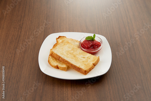 イチゴジャムとトーストの軽い朝食イメージ