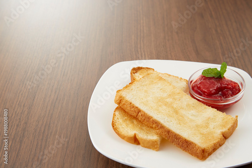 イチゴジャムとトーストの軽い朝食イメージ