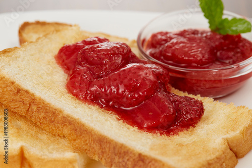 イチゴジャムとトーストの軽い朝食イメージ