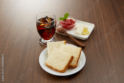 イチゴジャムと食パンの軽い朝食イメージ