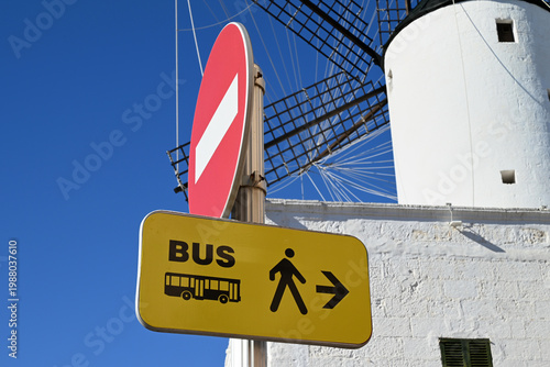 Panneau indiquant la direction un arrêt de bus