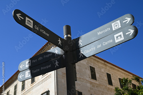 Panneau d'orientation touristique dans la ville de Mahon sur l'île de Minorque