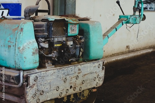 道路を踏み固める重機