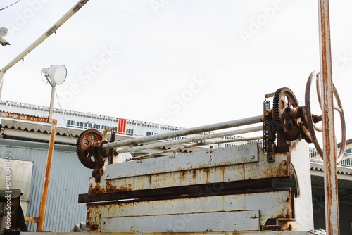 古いブレス機、錆びた歯車