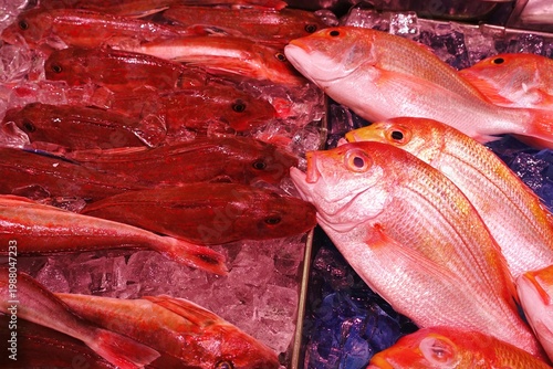 魚屋の店頭、鮮魚、鯛