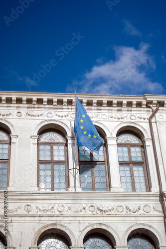 Niebieska flaga Unia Europejska na zabytkowym budynku. Włochy. Wenecja.