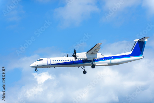 青空を滑空する旅客機