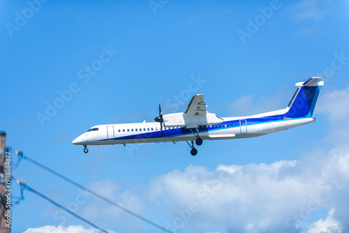 青空を滑空する旅客機
