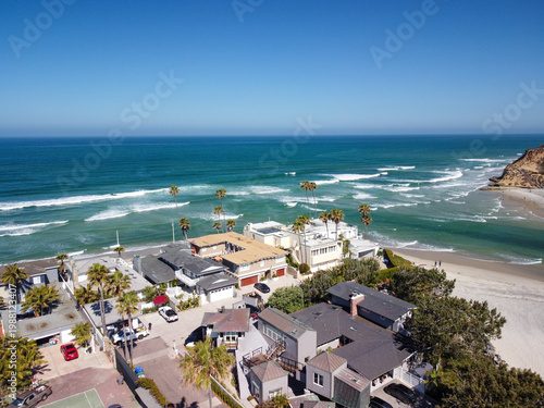 Canvas Print Aerial view of luxury beachfront homes on a sunny California coastline