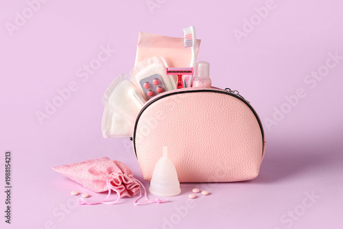 Foto Cosmetic bag with different feminine hygiene items on pink background