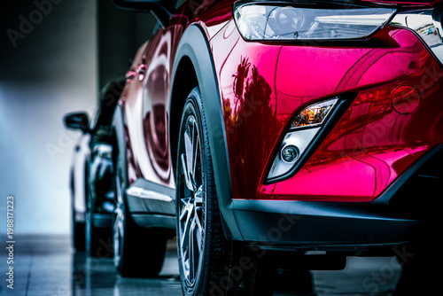 Foto New luxury SUV compact car parked in modern showroom for sale