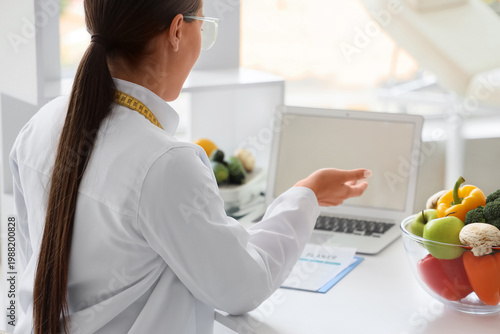 Female nutritionist video c...