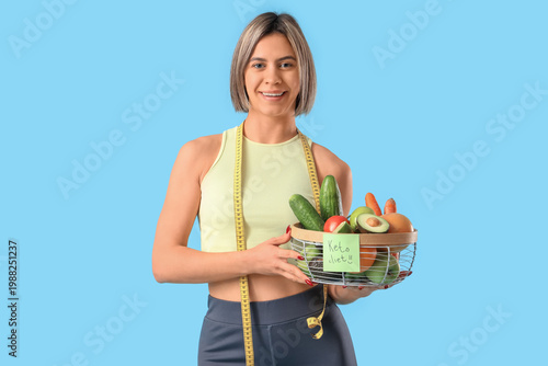 Sporty young woman holding ...
