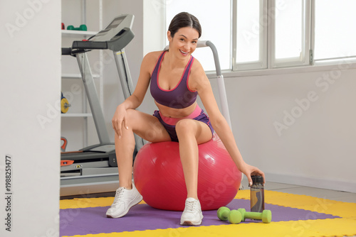 Sporty young woman with dum...