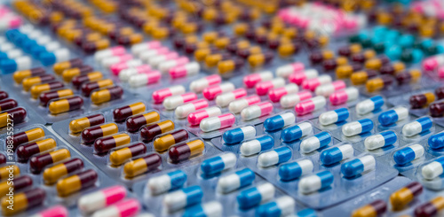 Cuadro en lienzo Antibiotic capsule pills in blister pack