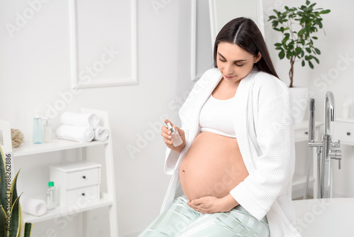 Young pregnant woman with s...