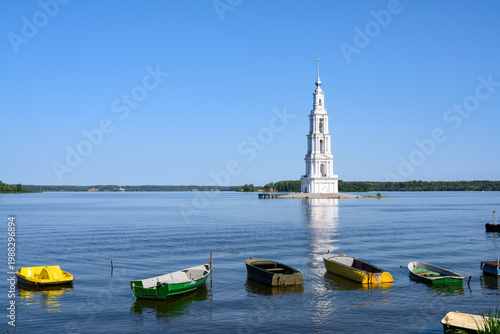 Fotografía Boats on the banks of the Volga River with a view of the bell tower of St