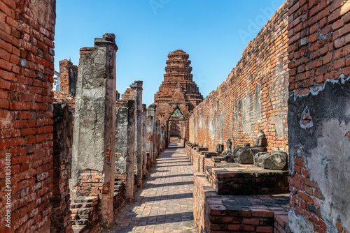 Bilde på lerret Perimeter walkway in the ancient royal palace Wat Prasat Nakhon Luang, in Ayutthaya, Thailand