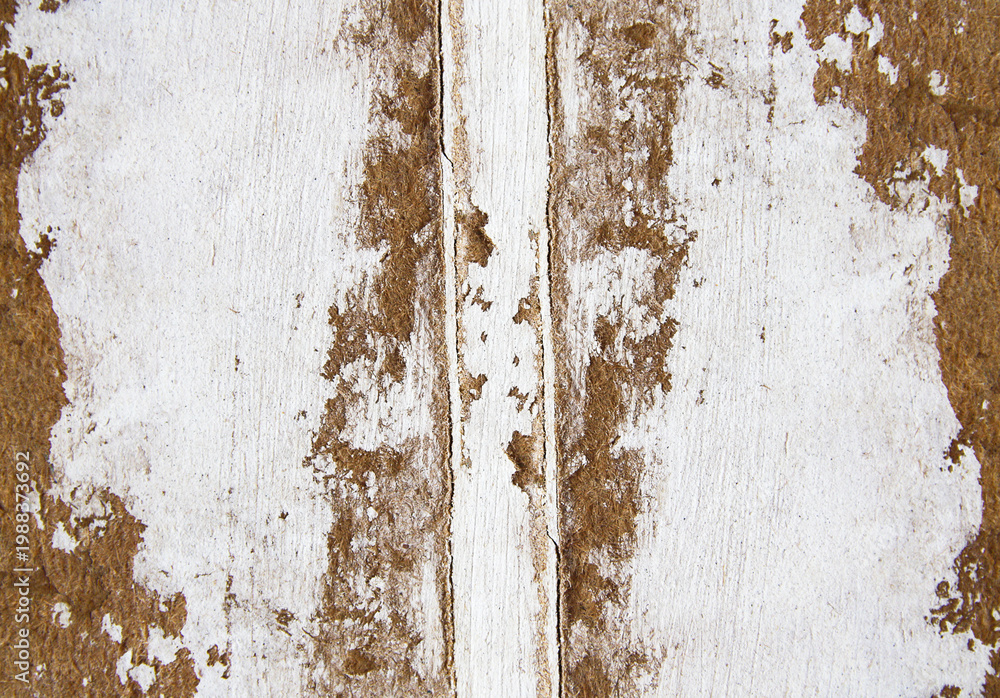 Fototapeta premium Unfinished wall with patchy plaster and filler marks before repainting. Raw surface conveys renovation progress and preparation work.