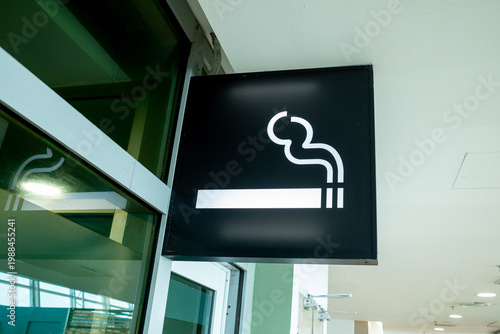 Tableau sur toile View of a Smoking Room sign outside the room for smokers inside an airport