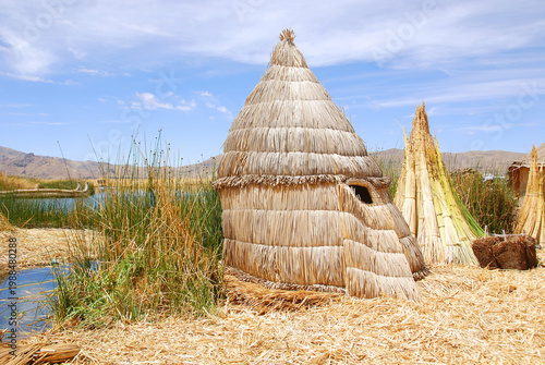 Foto TITICACA LAKE PUNO PERU: Titicaca is notable for a population of people who live on the Uros, a group of 44 or so artificial islands made of floating reeds