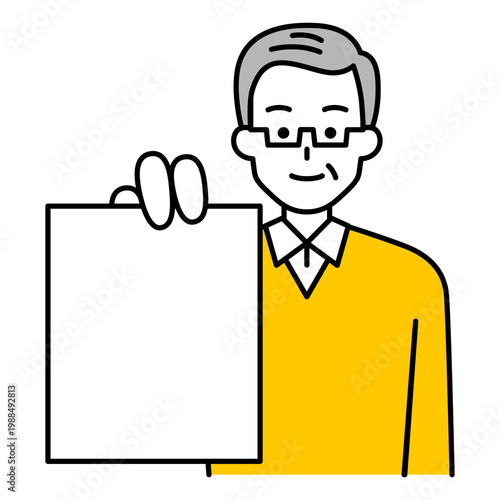 書類を見せる年配の男性