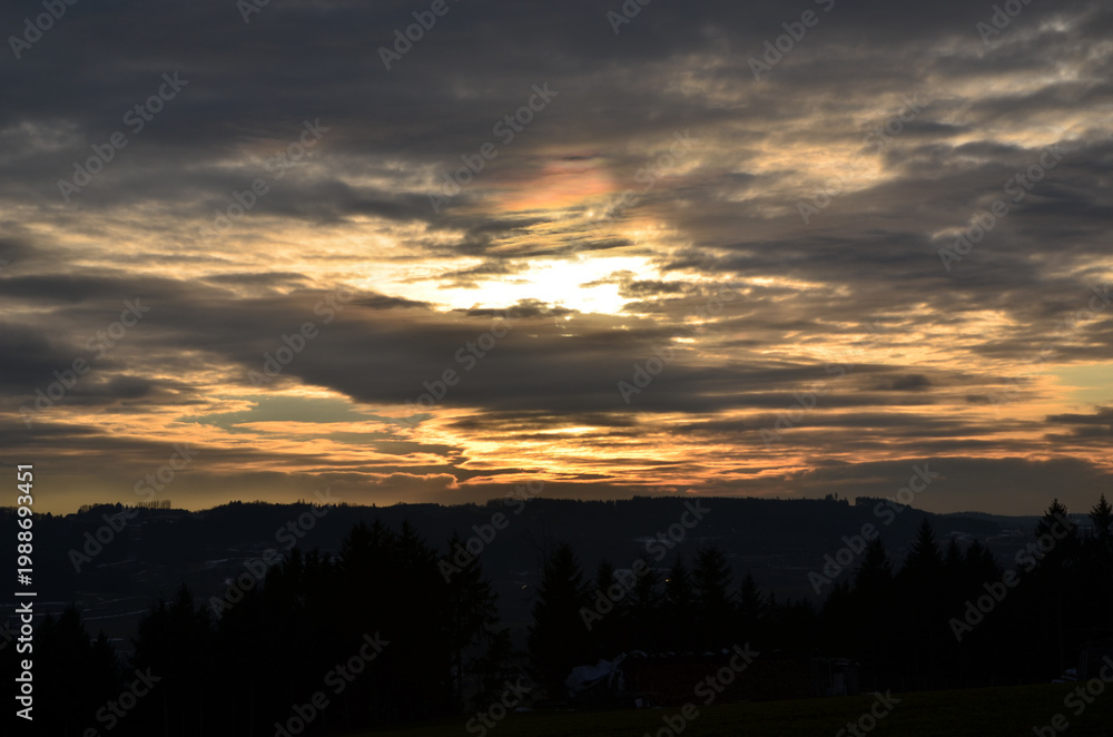 Fototapeta premium Dramatic Sunset Sky with Dark Clouds and Golden Light