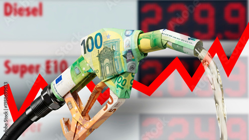 Zapfpistole aus gefalteten Euroscheinen vor Tankstellen-Preistafel und steigendem Graph