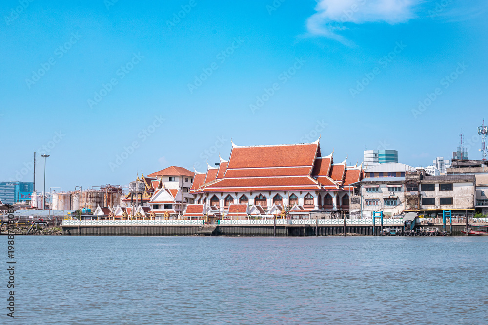 Obraz premium Wat Arun Ratchawararam Ratchaworamahawihan Buddhist Temple at the Chao Phraya Riverside, Bangkok, Thailand, 23.02.2026