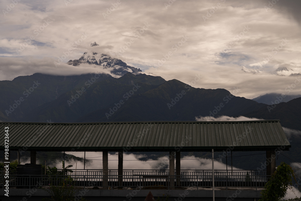 Obraz premium Stunning View to Machapuchare sacred mountain, from Napali Village in Dhampus, Pokhara, Nepal