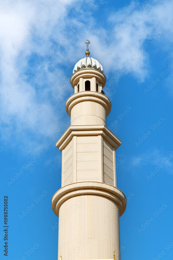 Obraz premium Minaret rises against clear blue sky