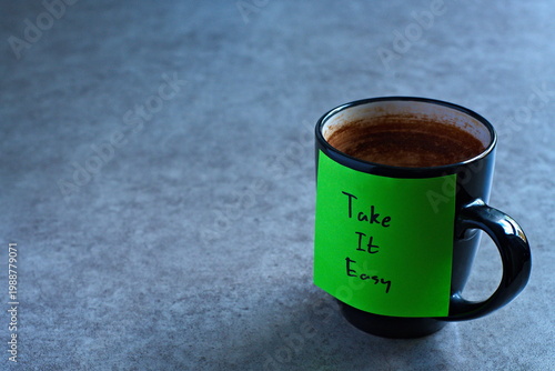 Konstfotografi "Take It Easy" sticky note left on a mug