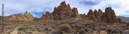 Fotografía Rock formation at the hiking track Sendero 3 through Roques de Garcia in Teide