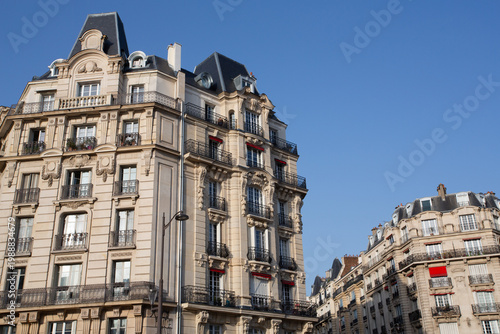 Canvastavla Immeuble d'angle à Paris en pierre de taille