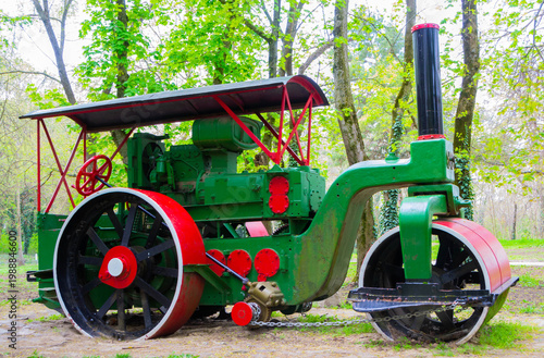 Vintage Steam Road Roller in Park – Old Industrial Machine in Green and Red Colors