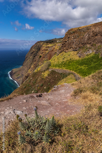Ponta do Pargo (Ile de Madère, Portugal, Océan atlantique) - Vue à proximité du phare (Farol da Ponta do Pargo) sur les falaises dominant l'océan à la pointe ouest de l'île 