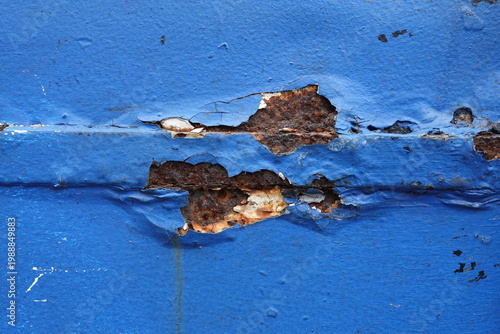 Métal peint en bleu et rouillé en raison de l'érosion et de l'humidité